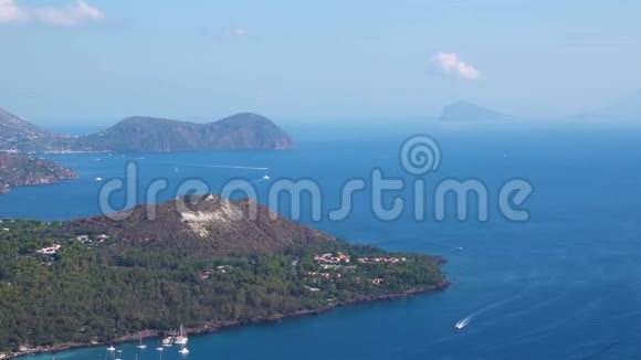 在意大利西西里岛利帕里群岛附近的锚定和漂浮的白色游艇和帆船上俯视地中海视频的预览图