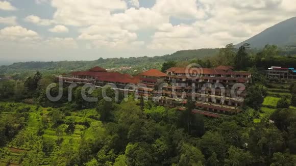 巴厘岛贝杜古尔废弃酒店的空中无人机视频视频的预览图