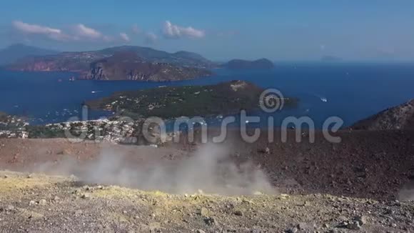 火山气体从瓦肯诺岛的福萨火山口的富马耳流出人们走在热气腾腾的山脊上利普利视频的预览图