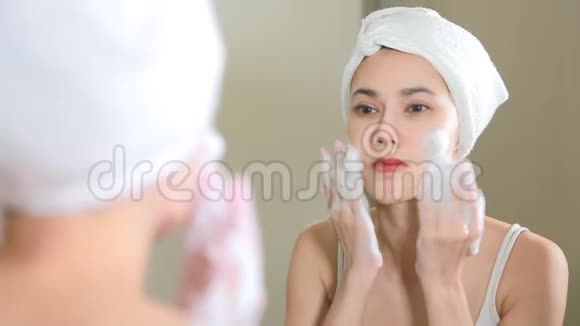 女人在浴室用泡沫洗脸视频的预览图