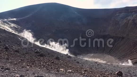 火山气体从瓦肯诺岛的Grand或Fossa火山口的富马尔斯出口利帕里群岛蓝天西西里岛视频的预览图