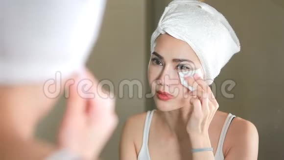 女人在浴室用棉垫去除化妆视频的预览图