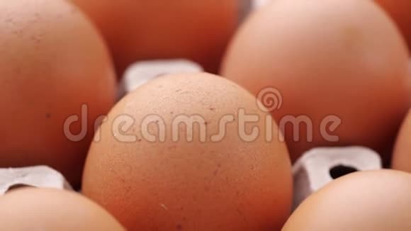 从农场买来的容器里的棕色鸡蛋新鲜的棕色鸡蛋放大有机蛋纸箱烹饪原料视频的预览图