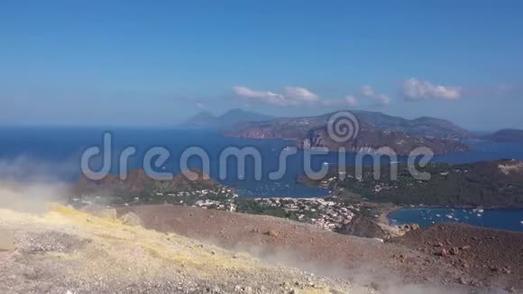 火山气体从瓦肯诺岛的福萨火山口的富马耳流出利帕里群岛的景色地中海视频的预览图