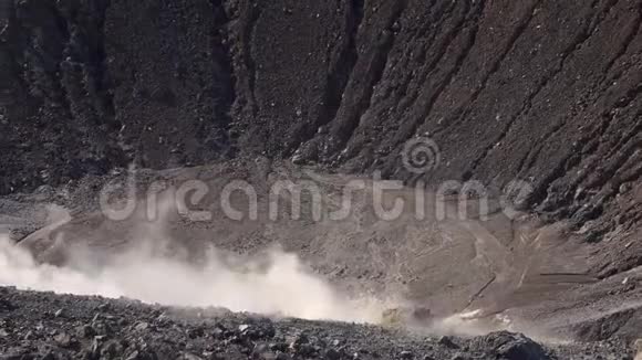 火山气体从瓦肯诺岛的Grand或Fossa火山口的富马尔斯出口利帕里群岛意大利西西里视频的预览图