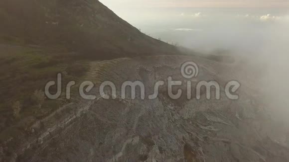 空中无人驾驶飞机右上角火山顶边缘道路4K视频的预览图