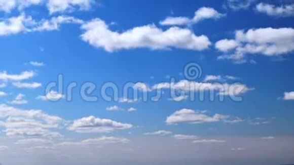 在阳光明媚的夏日阳光明媚的蓝天上时间伴随着快速奔跑的蓬松的小白云4时间流逝蓬松多云的蓝天视频的预览图