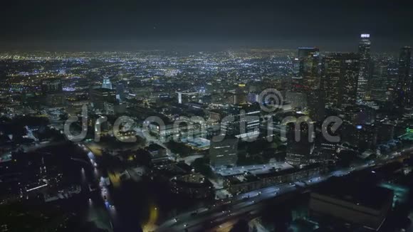 令人惊叹的夜景前往洛杉矶市中心商业城景加州洛杉矶视频的预览图
