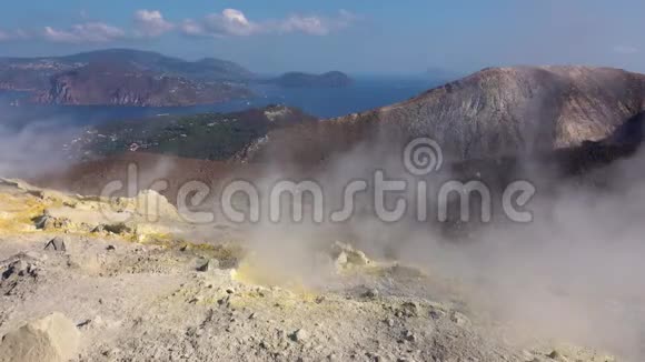 火山气体从瓦肯诺岛的福萨火山口的富马耳流出利帕里群岛的景色地中海视频的预览图