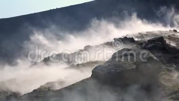 从瓦肯诺岛的富马尔斯流出的炽热火山气体蒸汽表面利帕里群岛意大利西西里关门视频的预览图