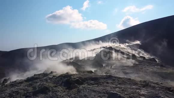 从瓦肯诺岛的富马尔斯流出的炽热火山气体火山的蒸汽表面蓝天利帕里群岛视频的预览图