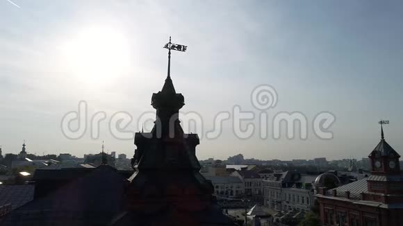 俄罗斯弗拉基米尔九月五日一座历史建筑屋顶上的尖塔视频的预览图