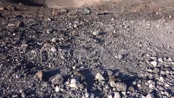 在瓦肯诺岛的佛萨陨石坑上观看利帕里群岛地中海蓝天意大利西西里视频的预览图