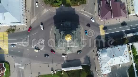 在弗拉基米尔一个汽车路口的中央一座叫做金门的建筑视频的预览图