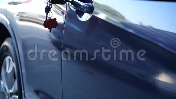 关键汽车经销商概念蓝色汽车与钥匙外面视频的预览图