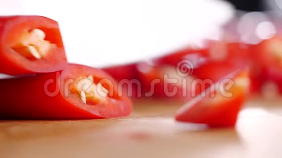 切板上刀片红辣椒的特写视频的预览图
