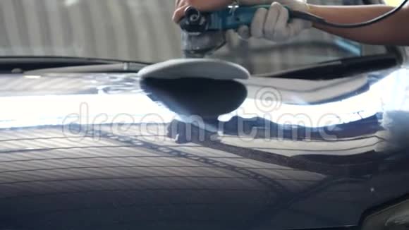 汽车车身抛光机在汽车服务洗车后打蜡汽车服务概念洗车视频的预览图