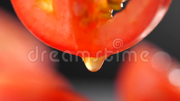 番茄酱从番茄片中缓慢滴下番茄汁用于饮食和健康食品视频的预览图