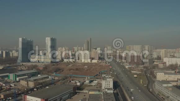 莫斯科俄罗斯三月二十八日黎明时城市的晨景鸟瞰视频的预览图