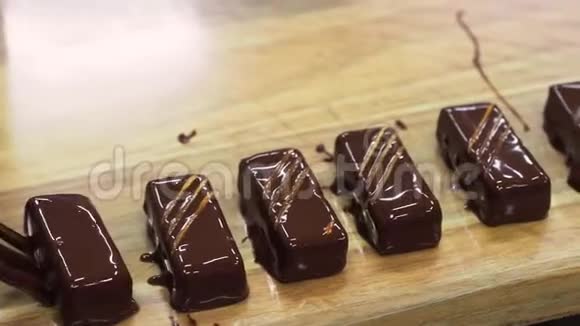 制作手工巧克力的过程视频的预览图