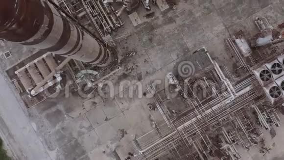 自上而下的无人机空袭石油危机摧毁了废弃汽油制造厂视频的预览图