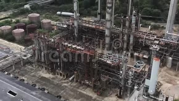 建立空中无人机射击石油危机摧毁了废弃汽油制造厂视频的预览图