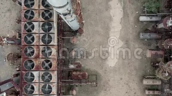自上而下的无人机空袭石油危机摧毁了废弃汽油制造厂视频的预览图