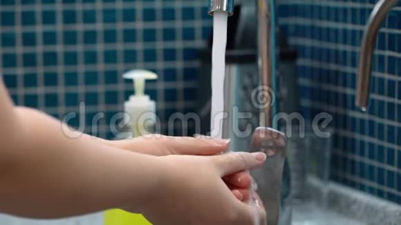 贴身女人用肥皂洗手飞溅视频的预览图