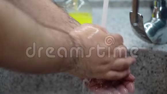 特写男士用肥皂洗手飞溅视频的预览图