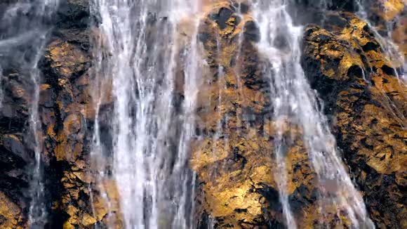 金色瀑布表面的金石和流水的溪流视频的预览图