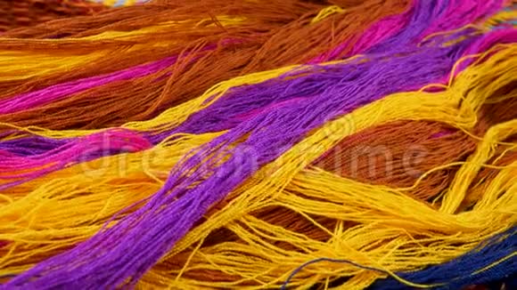 棕色黄色紫色和粉红色波浪状清洁弹性编织材料视频的预览图