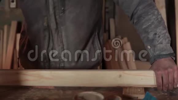 打磨木制工件木工加工木材特写视频的预览图