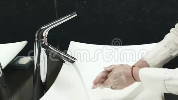 女洗手coid19白色水槽黑色浴室视频的预览图