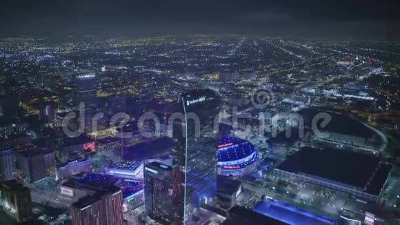 洛杉矶市中心夜晚灯火辉煌远处照亮了城市视频的预览图