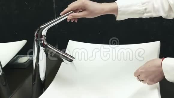女洗手coid19白色水槽黑色浴室视频的预览图