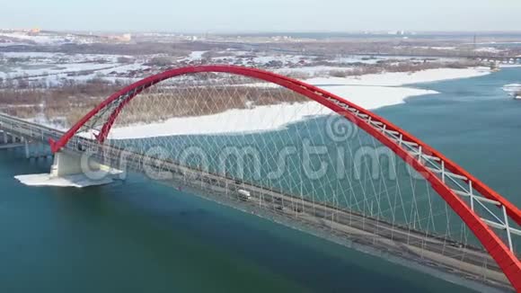 无人机飞越河流万苏桥冬季景观视频的预览图