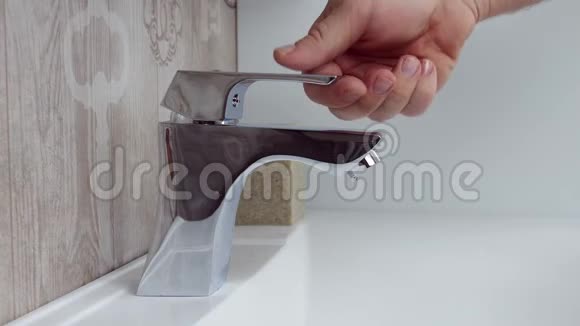 用肥皂洗手以防止细菌传播视频的预览图