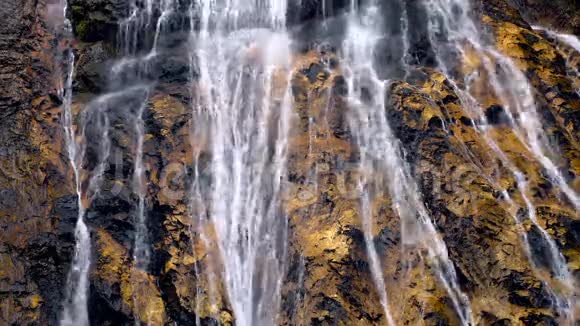 金色瀑布表面的金石和流水的溪流金色的自然背景视频的预览图