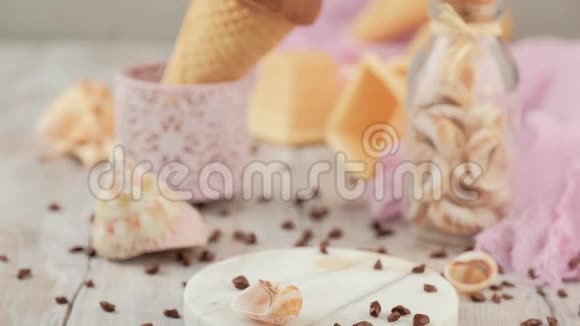 美味的巧克力冰淇淋作为甜点视频的预览图
