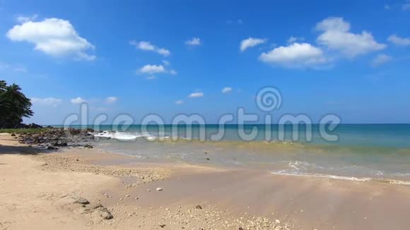 美丽的白沙法拉长海滩的Koh兰塔岛克拉比泰国小浪在岩石海岸上飞溅视频的预览图