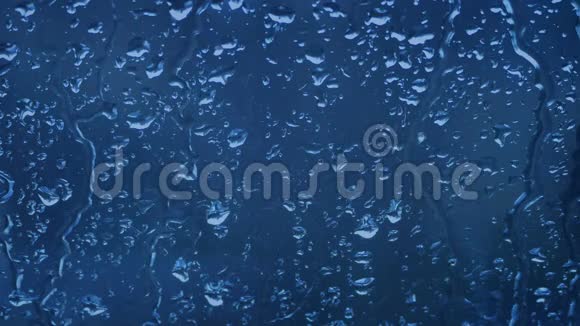夜间宏观镜头玻璃上的雨滴视频的预览图