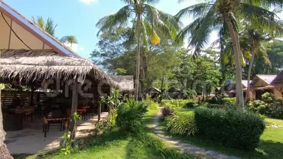 泰国兰塔岛绿色美丽的热带自然度假村的慢动作幻灯片假日录像花园中的异国平房视频的预览图