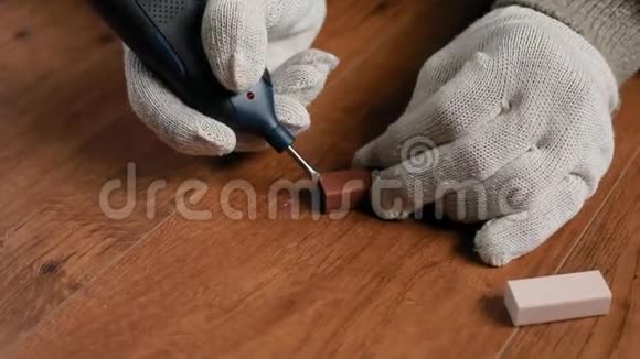 用蜡和烙铁修复木地板的层压板视频的预览图