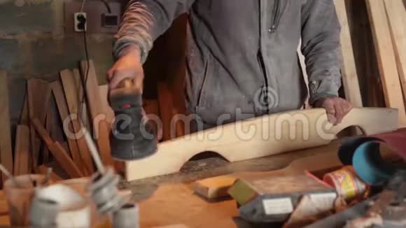 木工加工木板的打磨视频的预览图