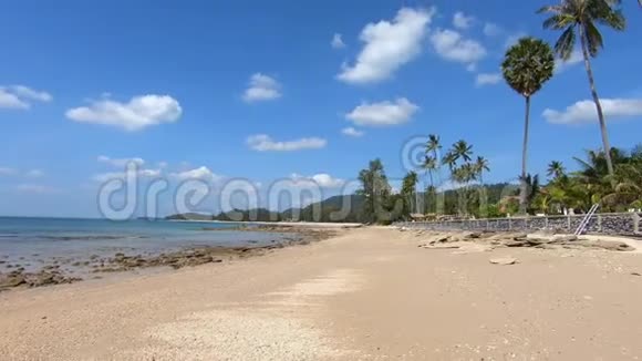 美丽的度假胜地棕榈树下的白沙法拉长海滩苏兰塔岛克拉比泰国小波散发出视频的预览图