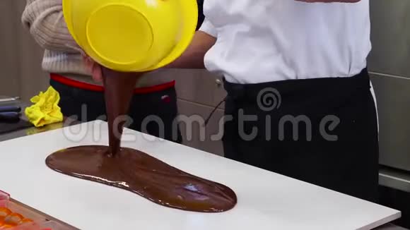 在桌子上融化的巧克力视频的预览图