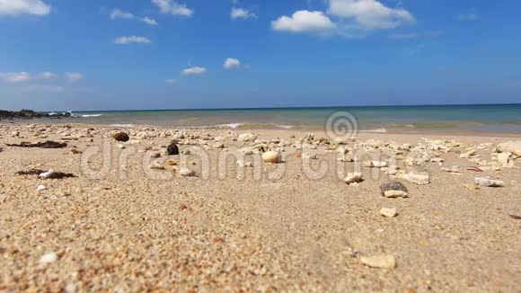 从下面的美丽的白沙法拉长海滩Koh兰塔岛Krabi泰国小波浪飞溅视频的预览图