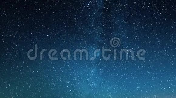 星星会随着时间推移在夜空背景蓝色的自然暗星系空间视频的预览图
