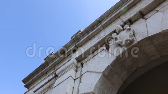 布雷西亚城城堡入口处的拱门视频的预览图