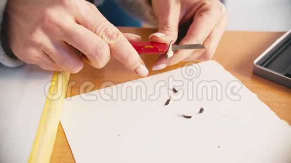 素描班艺术家手磨铅笔视频的预览图